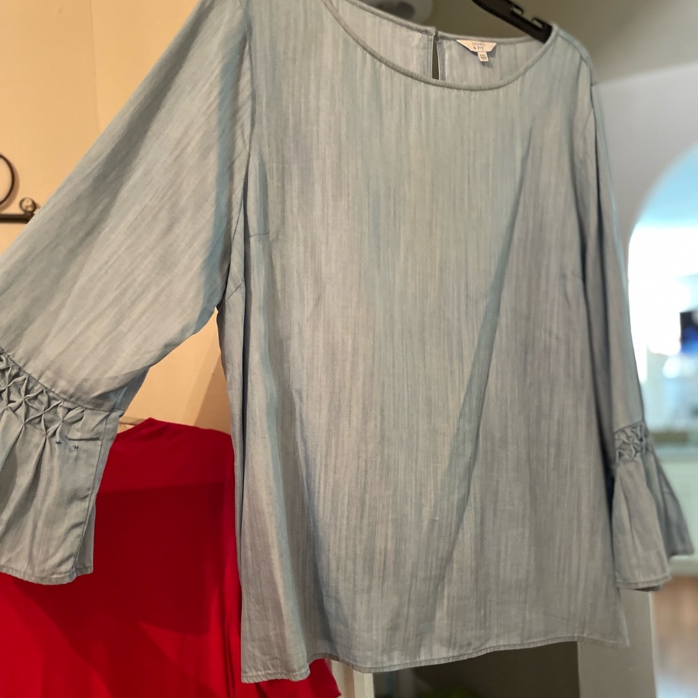 Crown and Ivy adorable chambray top